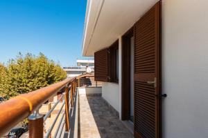 a hand reaching out to a door on a balcony at Il Nido dei Merli in Fiumicino