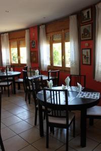 een eetkamer met tafels, stoelen en ramen bij Allucant - Gallocanta in Gallocanta