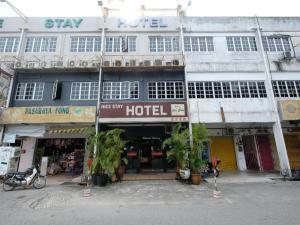 Kampong Sempalit UluにあるOYO 1190 Nice Stay hotelの通り側のホテルのある建物