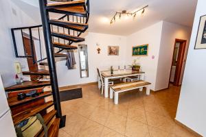 cocina y comedor con escalera de caracol en Apartment Eva, en Klimno