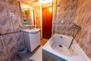 un baño con bañera y lavabo en Apartment Eva, en Klimno 7 fotos más