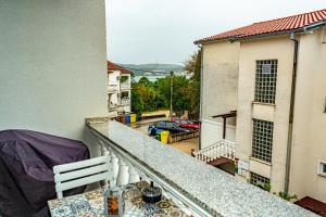 Un balcón con una mesa y una silla en un balcón. en Apartment Eva, en Klimno