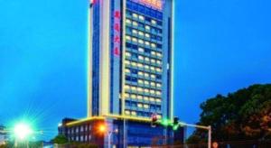 a tall building with lights in front of it at Vienna Hotel Jiangsu Danyang Railway Station in Jinglin