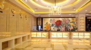 合肥市にあるGreenTree Eastern Anhui Hefei Railway Station W Linquan Road Hotelの花の大絵が飾られたロビー