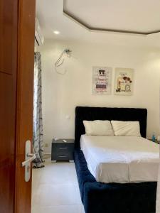 a bedroom with a bed with a blue couch at Studio equipped to your liking in Dakar