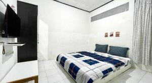 une chambre avec un lit et une télévision dans l'établissement Dehome near Pakuwon Mall (Syariah), à Surabaya