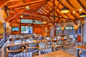 un restaurant avec des plafonds en bois, des tables et des chaises dans l'établissement Abant Niz, à Bolu