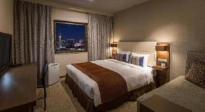 une chambre d'hôtel avec un grand lit et une fenêtre dans l'établissement Nagoya Sakae Tokyu REI Hotel, à Nagoya 92 autres photos