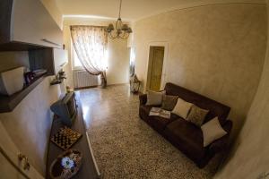 uma vista superior de uma sala de estar com um sofá em Casa vacanze il Redo em Marliana