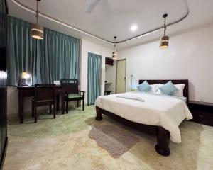 Ένα ή περισσότερα κρεβάτια σε δωμάτιο στο Bay Village Inn