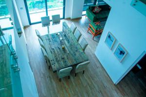 una vista aérea de una mesa de comedor y sillas en Africa's Touch & Leisure, en Kigali