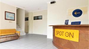 a reception desk in a lobby with a softon sign at SPOT ON 2426 Hotel Aget Jaya Ii in Denpasar