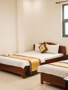 2 Einzelbetten in einem Zimmer in der Unterkunft MK Two Hotel in Mỹ Tho