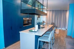 cocina con encimera blanca y paredes azules en Africa's Touch & Leisure, en Kigali