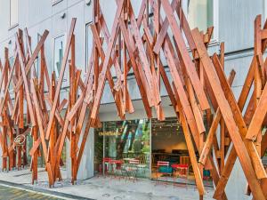 Una fachada de un edificio con mesas y sillas rojas. en ONE@Tokyo, en Tokio 54 fotos más