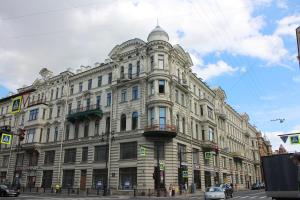 a large building on the corner of a street at Offenbacher Hotel in Saint Petersburg
