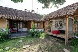 a house with a painting on the side of it at Hotel O Putroyono Homestay in Mendut