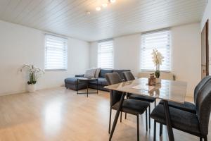 uma sala de estar com uma mesa e um sofá em Evin's Apartment em Kehl am Rhein