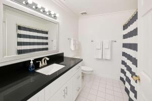 テメキュラにあるAllura Encantado - Temecula Wine Retreatの洗面台と鏡のある白いバスルーム