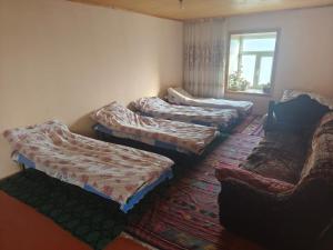 Ένα ή περισσότερα κρεβάτια σε δωμάτιο στο Parviz Guest House in Khinalig