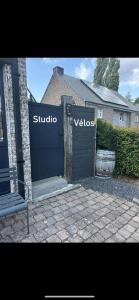 a blue garage door with the words studio vistas at Chez dimi et mary in Marche-en-Famenne +2 photos
