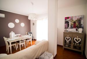 a living room with a white couch and a table at B&B Home Sweet Home Rosolini in Rosolini