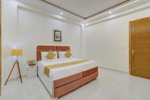 Postel nebo postele na pokoji v ubytování Zinnia 2-BHK Apartment With Common Gaming Zone Near Popular Malls + 9 fotografií