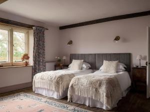 Una cama o camas en una habitación de Reybridge House