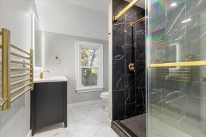 Koupelna v ubytování Barnacle Bay Beach House + 20 fotografií