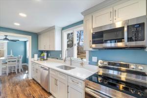 Kuchyň nebo kuchyňský kout v ubytování Barnacle Bay Beach House