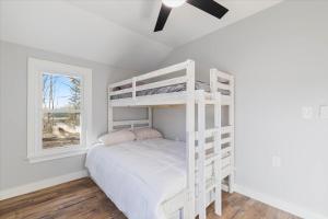 Postel nebo postele na pokoji v ubytování Barnacle Bay Beach House