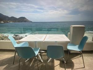 サン・ホセにあるBeachfront apartamento in san joséのテーブルと椅子 +5枚の写真