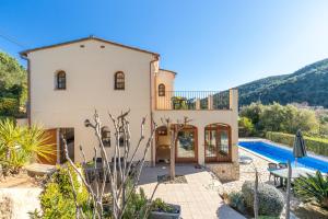 une image d'une villa avec piscine dans l'établissement Villa Rosa, à Calonge