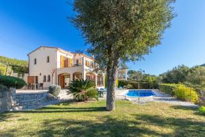 une image d'une villa avec piscine dans l'établissement Villa Rosa, à Calonge