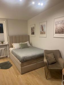 ドラフスコ・ポモルスキエにあるApartament The Space 2のベッドと椅子のある寝室