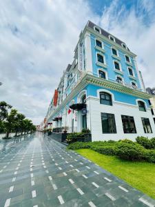 um grande edifício numa rua junto à água em The Muse 1 em Ðố Sơn