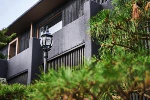 a street light in front of a building at Hakone Hibarino in Hakone +35 photos