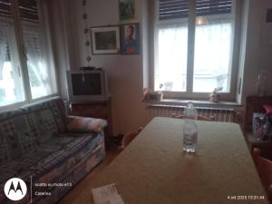 uma sala de estar com uma mesa com uma garrafa em Nonna Maria em Cibiana