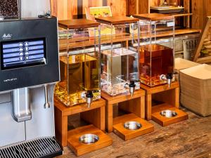 東京にあるONE@Tokyoの木製の棚に並べられたガラス容器 +55枚の写真