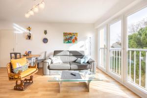 una sala de estar con un sofá y una mesa en Appartement 4 Pièces, 3 Chambres, en Les Sables-dʼOlonne
