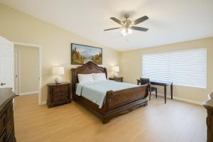 テメキュラにあるAllura Encantado - Temecula Wine Retreatのベッドと天井扇風機のある寝室
