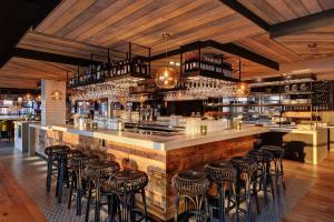 eine Bar mit einem Haufen Barhocker in der Unterkunft Beachvilla - 5 personen in Holle Poarte