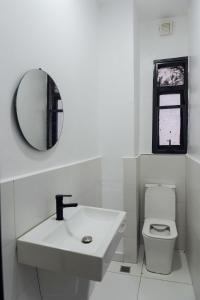 Koupelna v ubytování Clem-Van Cozy Escape + 21 fotografií