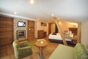 ボーデンマイスにあるFerienhotel Hubertusのベッドとテレビがあるホテルの部屋