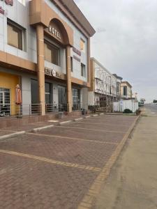 una calle vacía frente a un edificio en تلال الورد للشقق المخدومة, en Yanbu