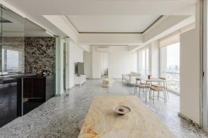 a living room with a table and a couch at Luxury Penthouse with Jacuzzi & Views in Puebla