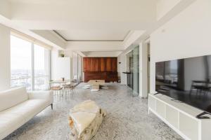 a living room with a couch and a table at Luxury Penthouse with Jacuzzi & Views in Puebla