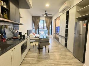 een keuken met een tafel en een eetkamer bij Millerz square kuala lumpur in Kuala Lumpur