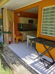 TV/trung tâm giải trí tại Maison avec terrasse à Grand-Bourg de 30 m²