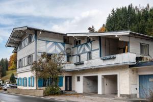 an older house with blue and white windows at Haus an der Ache in Fieberbrunn